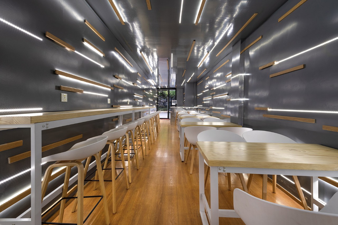 这家在夹缝中生存的餐厅，有着时空隧道般的视觉设计