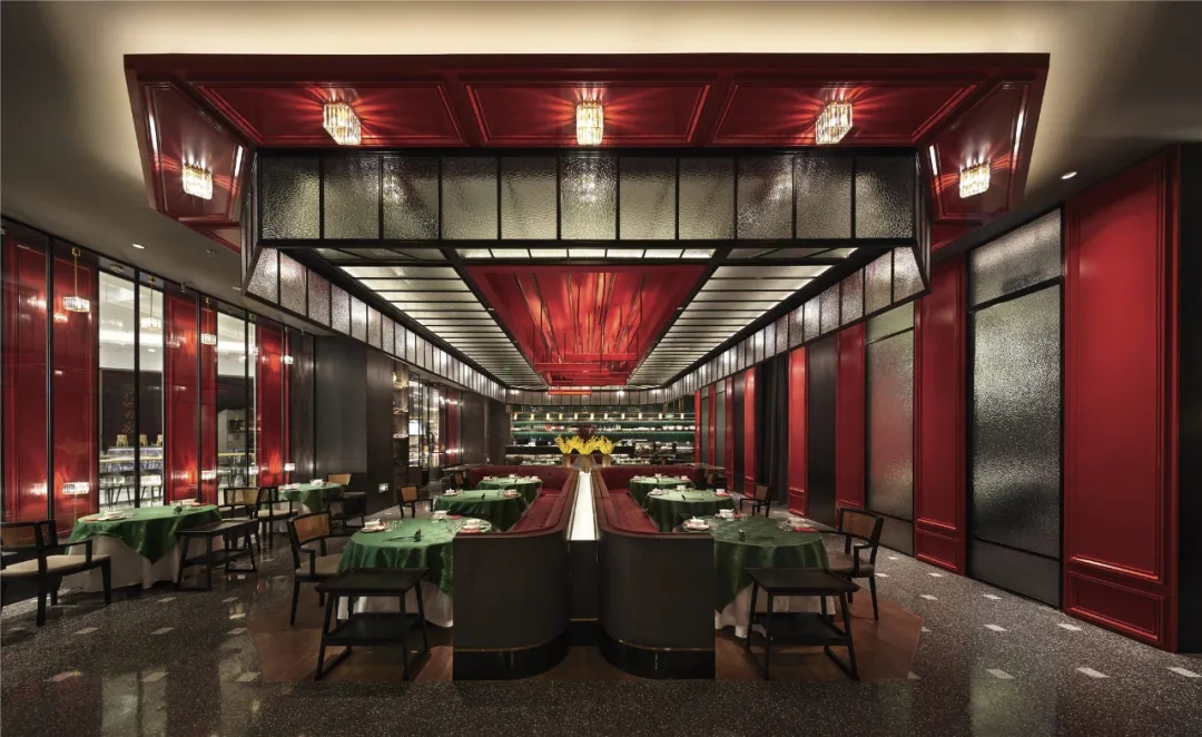 这家港式火锅店的餐饮空间设计，让人有种时空错位之感